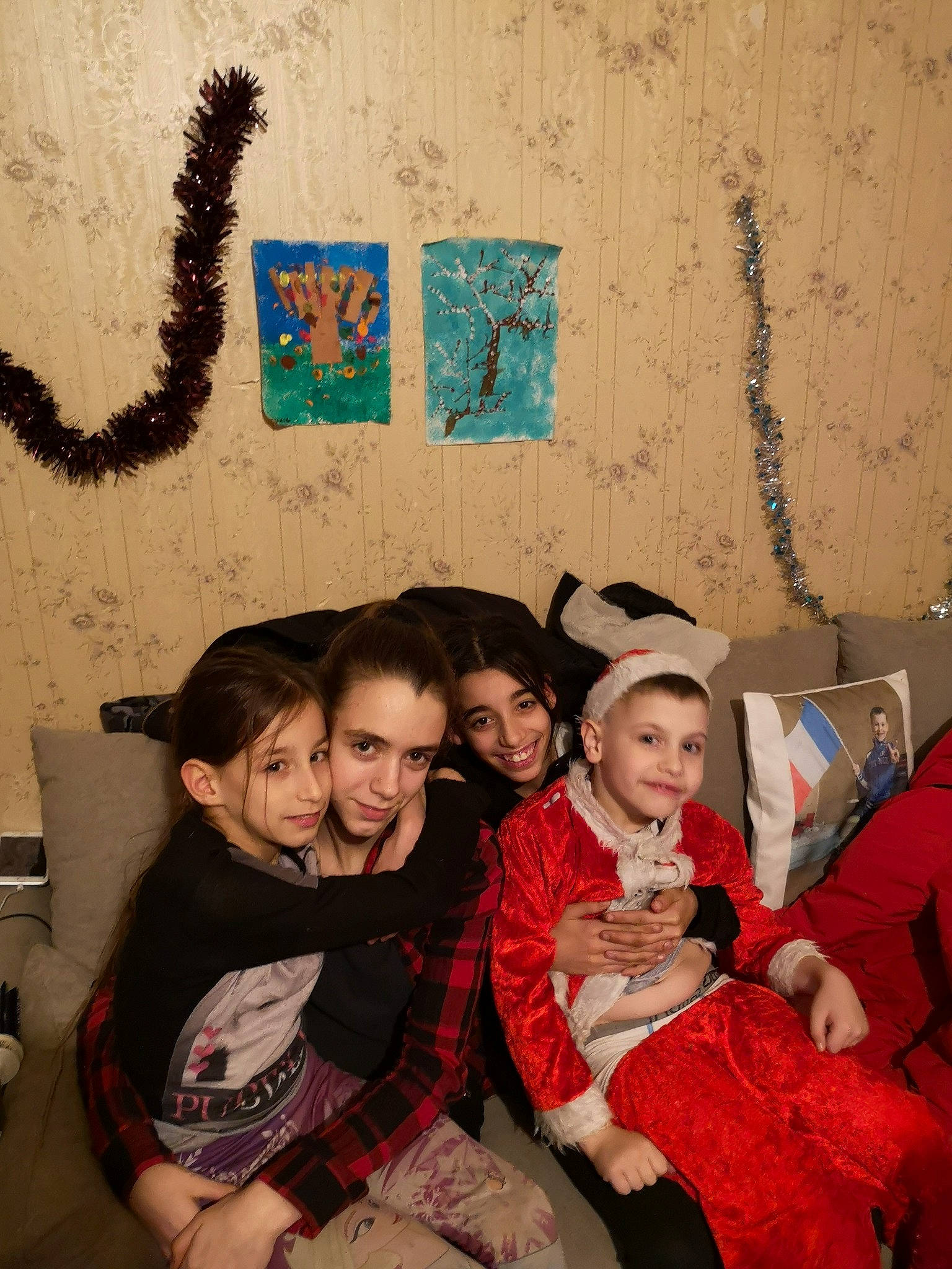 Edwig a rejoint le concours — aidez-le/la à gagner de superbes lots ! art, design, event, friendship, fun, girl, happiness, holiday, joy, laughter, person, product, red, smile, tradition