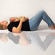Gabriel a rejoint le concours — aidez-le/la à gagner de superbes lots ! baby, barefoot, black_shirt, child, family, intimate, jeans, lying_down, minimalist, mother, newborn, peaceful, portrait, pregnancy, reflection, sleeping, soft_lighting, studio, white_background, woman