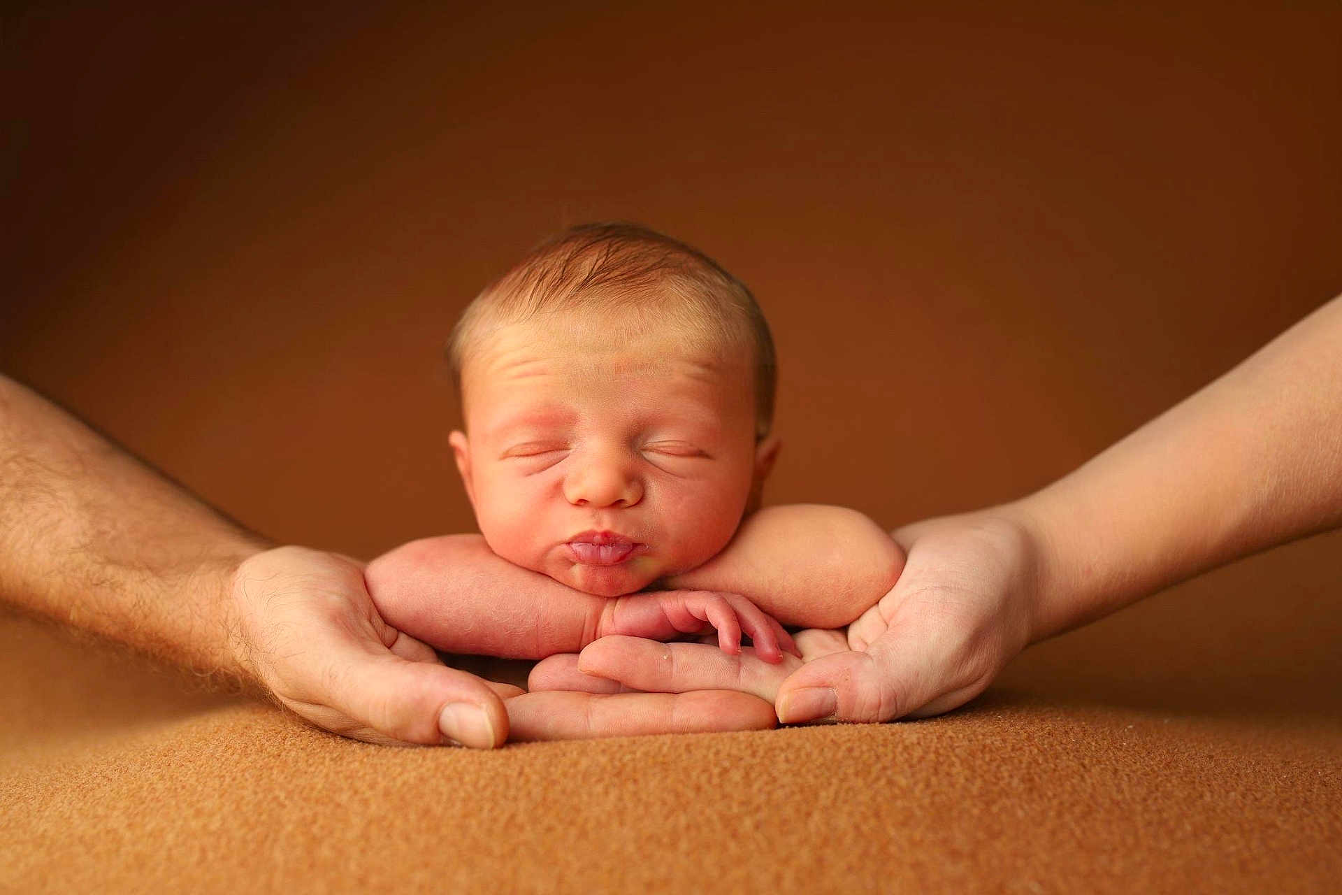 Gabriel a rejoint le concours — aidez-le/la à gagner de superbes lots ! newborn, baby, infant, hands, sleeping, peaceful, soft, skin, portrait, closeup, resting, puckered_lips, adult_hands, brown_background, tender, warm, cute, child, human, face