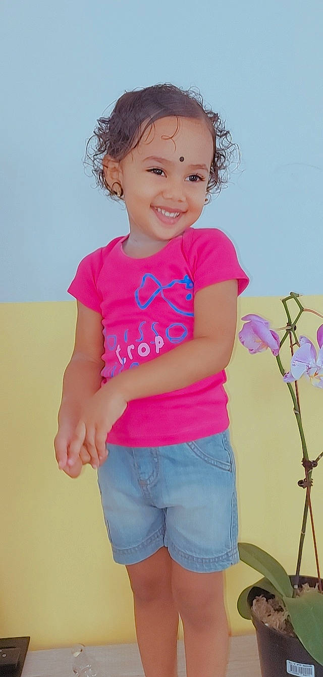 Shelcy participe au concours pour gagner de l'argent avec cette photo : arm, baby_toddler_clothing, chin, eye, face, flower, gesture, happy, human_body, joint, joy, neck, person, pink, plant, shorts, skin, sleeve, smile, standing