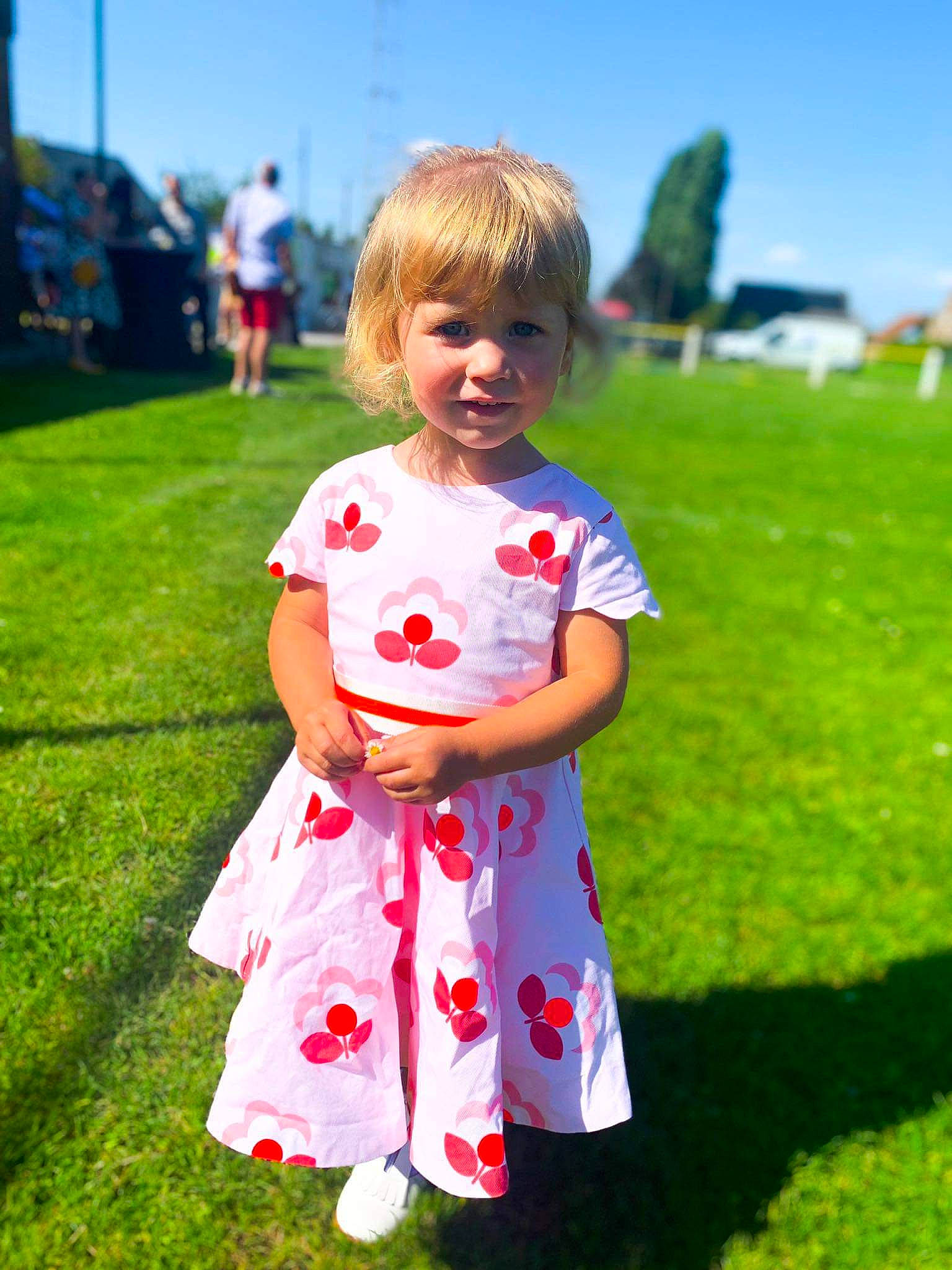Emma participe au concours pour gagner de l'argent avec cette photo : baby_toddler_clothing, child, day_dress, dress, fun, grass, grassland, happy, jeans, leaf, leisure, magenta, meadow, people_in_nature, person, plant, recreation, sky, sleeve, summer