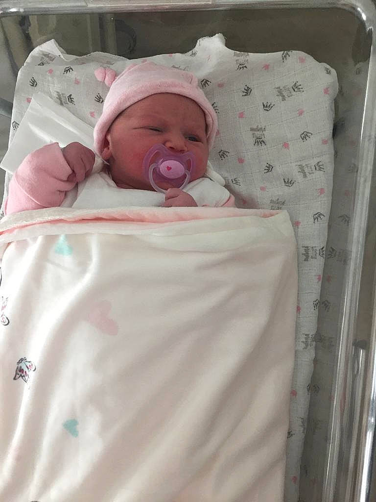 Donia participe au concours pour gagner de l'argent avec cette photo : baby, baby_products, baby_safety, baby_sleeping, bed, bedding, bedtime, birth, blanket, child, cradle, furniture, headwear, infant_bed, linens, person, product, textile, toddler