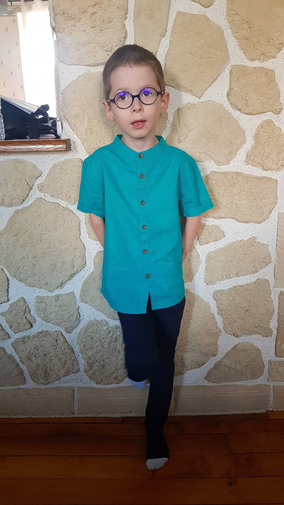 Noah a rejoint le concours — aidez-le/la à gagner de superbes lots ! aqua, blouse, blue, child, clothing, electric_blue, footwear, glasses, green, outerwear, pattern, person, shirt, shoe, sleeve, standing, t_shirt, teal, top, turquoise