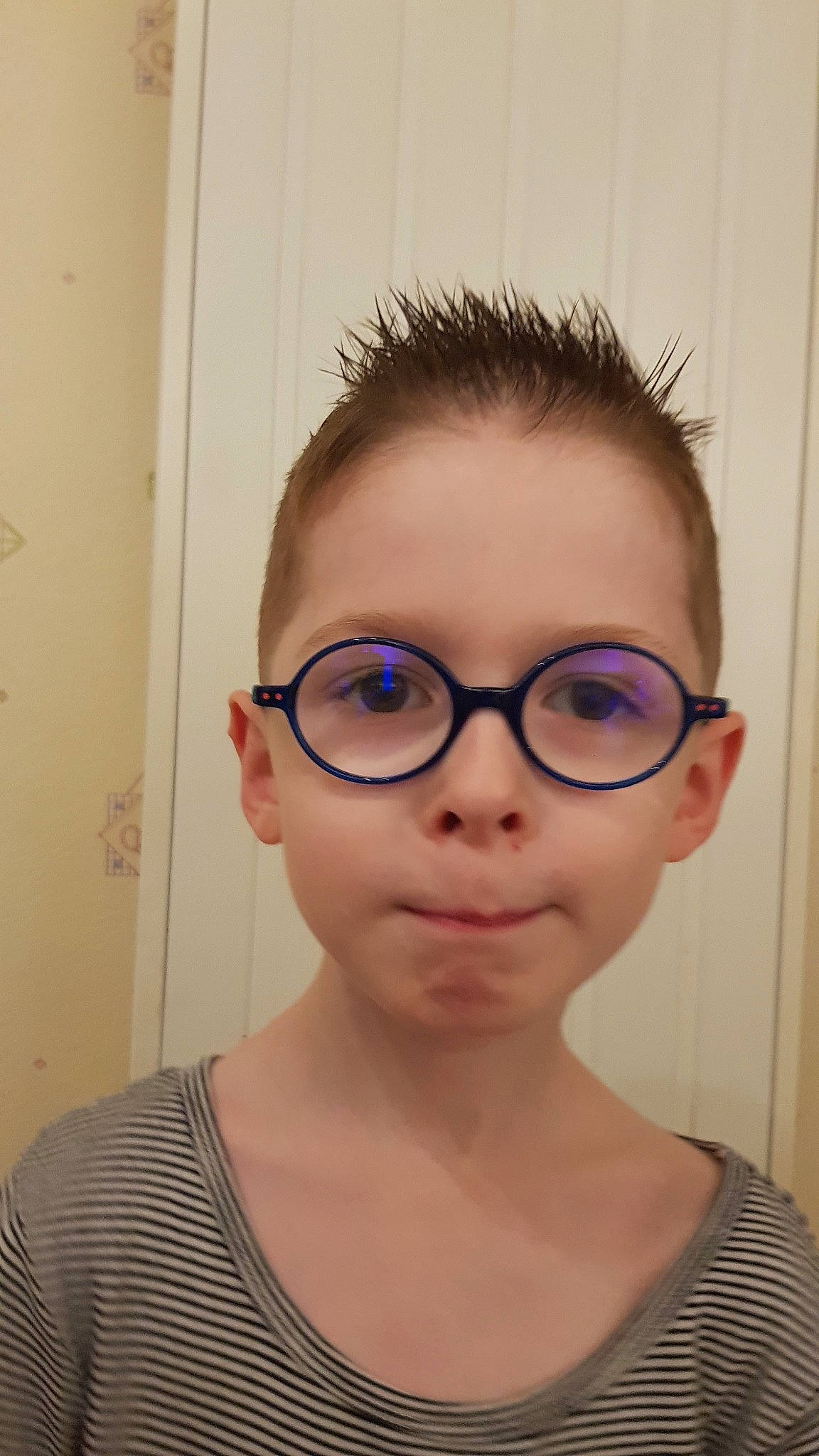 Noah participe au concours pour gagner de l'argent avec cette photo : cheek, chin, cool, eye, eyebrow, eyewear, face, forehead, glasses, hair, hair_coloring, hairstyle, head, jaw, lip, mohawk_hairstyle, nose, person, purple, selfie