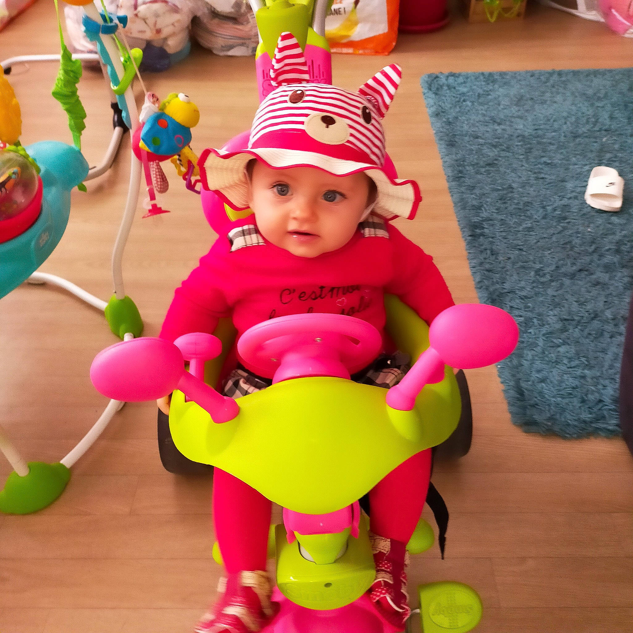 Inaya participe au concours pour gagner de l'argent avec cette photo : baby, baby_playing_with_toys, baby_products, baby_toddler_clothing, baby_toys, child, event, facial_expression, fun, happy, headwear, leisure, magenta, party_supply, person, pink, play, sitting, toddler, toy