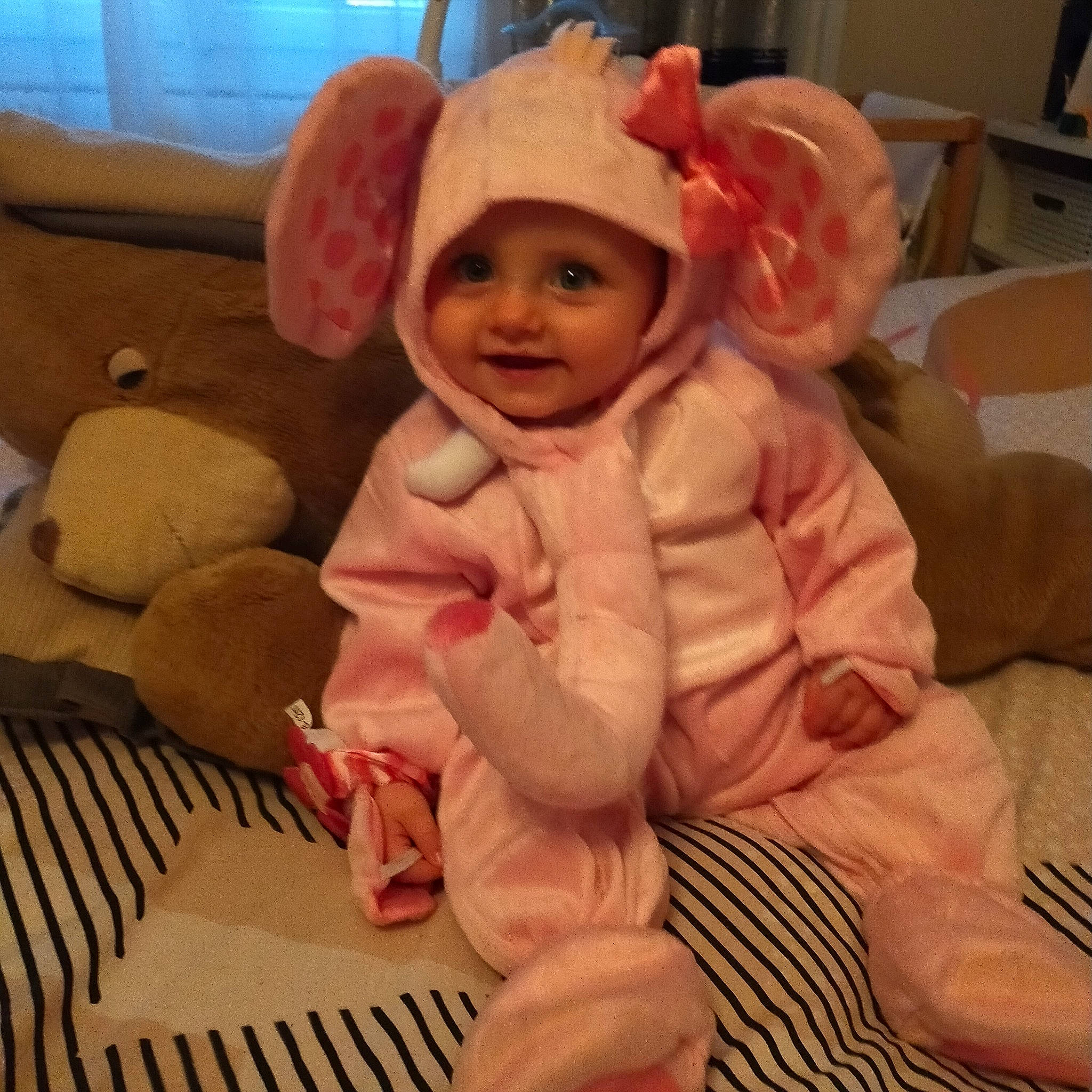 Inaya a rejoint le concours — aidez-le/la à gagner de superbes lots ! baby, baby_toddler_clothing, cheek, child, comfort, eye, face, finger, flooring, happy, headgear, headwear, joy, nose, orange, outerwear, person, skin, sleeve, smile