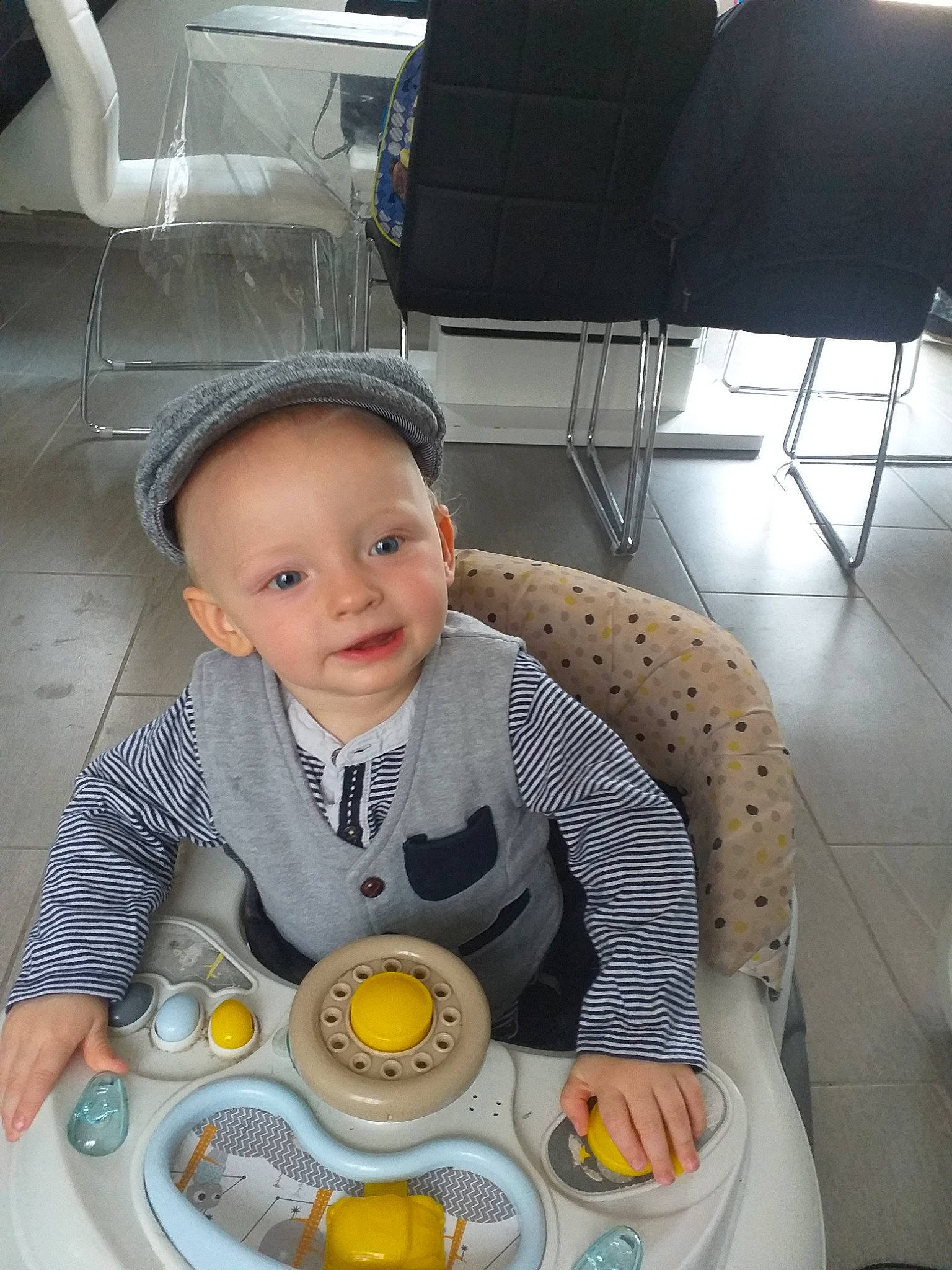 Kyllian a rejoint le concours — aidez-le/la à gagner de superbes lots ! baby, baby_products, child, fun, person, play, product, sitting, skin, smile, toddler, vacation