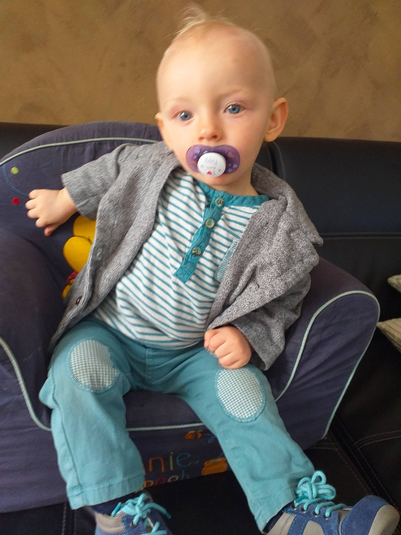 Kyllian a rejoint le concours — aidez-le/la à gagner de superbes lots ! baby, baby_products, cheek, child, outerwear, person, shoe, sitting, toddler