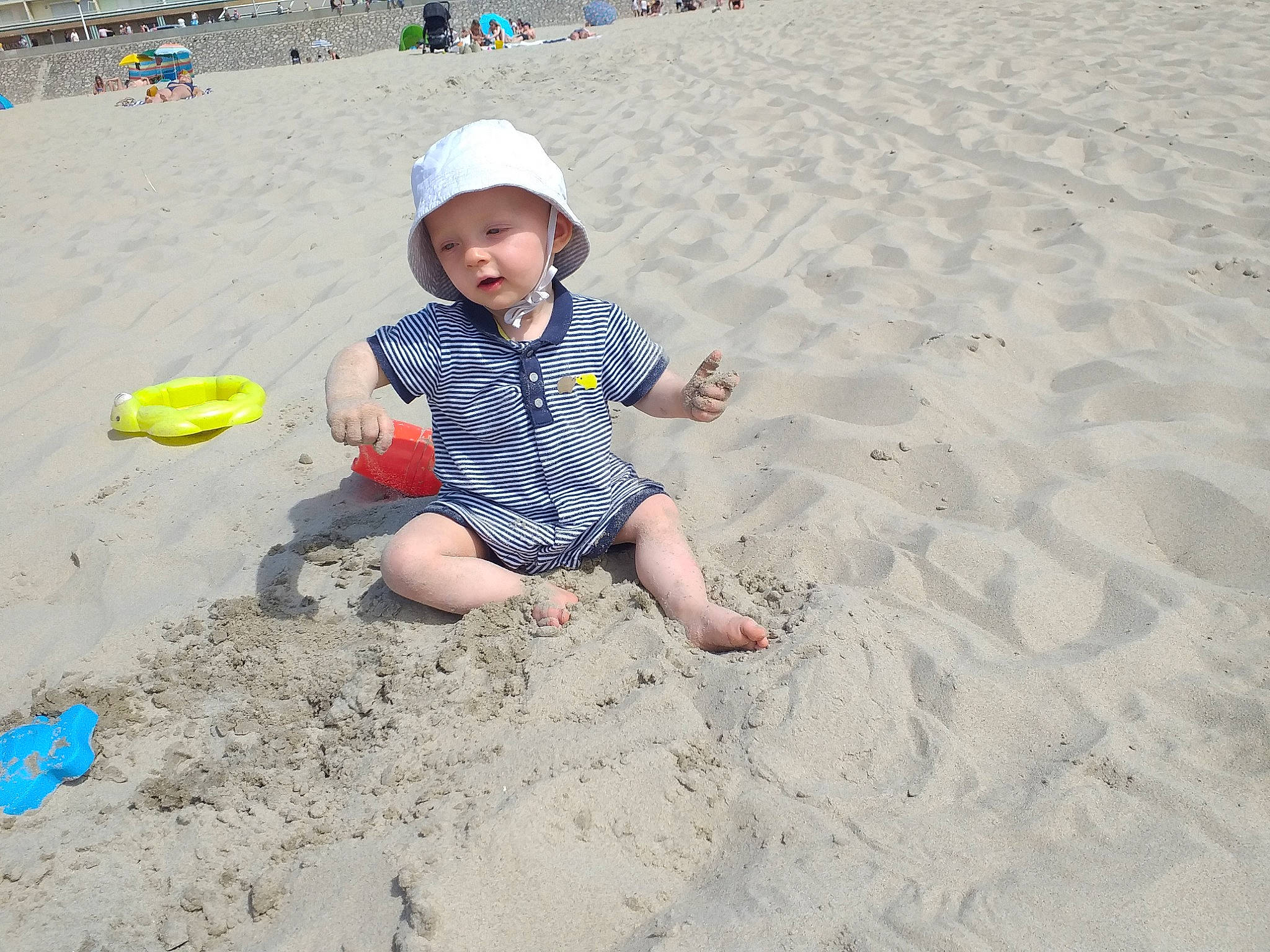 Kyllian participe au concours pour gagner de l'argent avec cette photo : beach, child, fun, headwear, person, play, sand, soil, summer, toddler, vacation