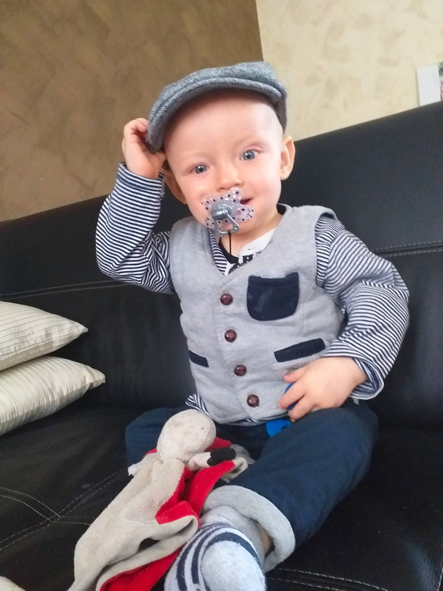 Kyllian participe au concours pour gagner de l'argent avec cette photo : arm, baby, child, cool, person, sitting, sleeve, smile, toddler