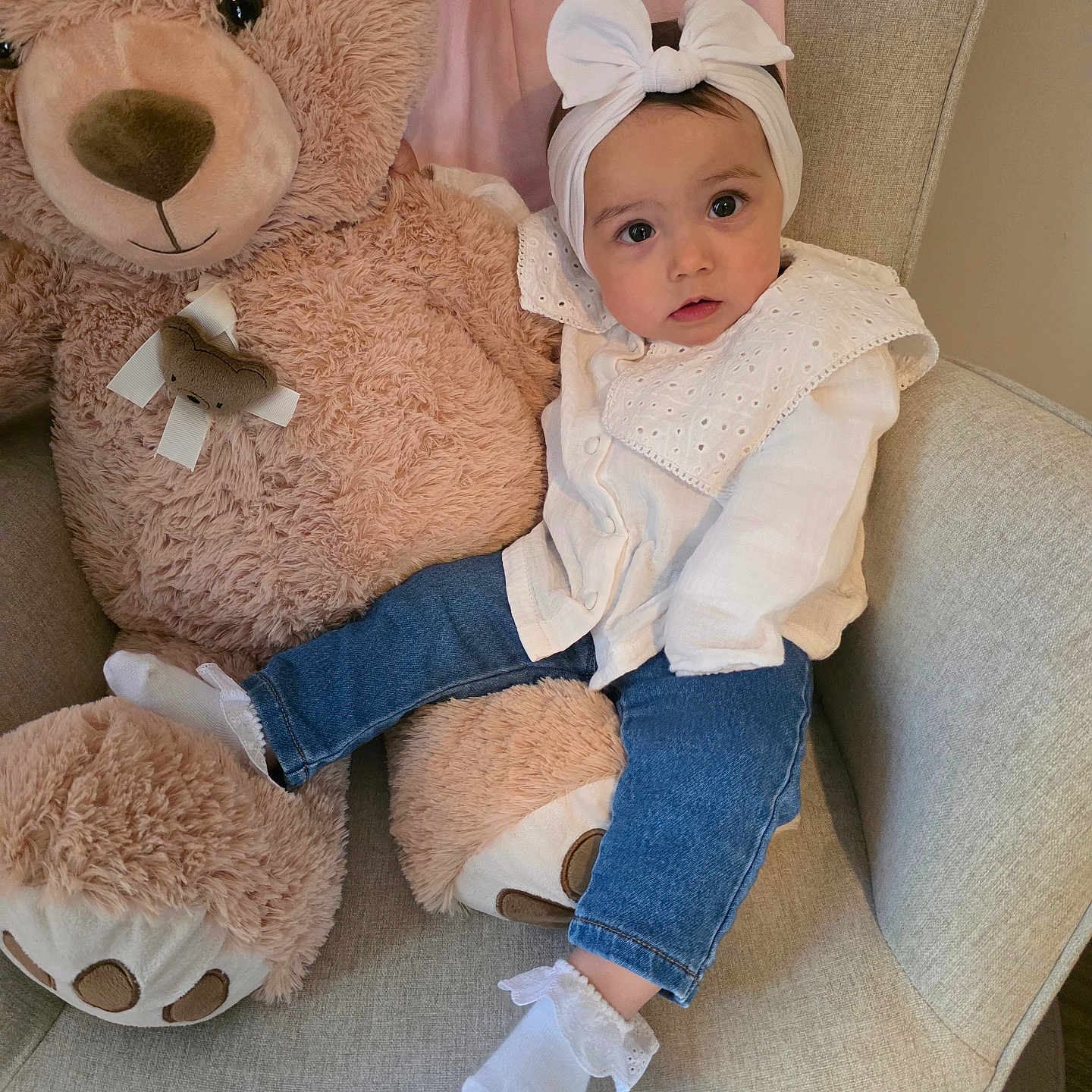 Catalyna participe au concours pour gagner de l'argent avec cette photo : armchair, baby, bow, child, cozy, curious, cute, furniture, headband, indoor, jeans, person, plush, portrait, seated, socks, soft_toys, stuffed_animal, teddy_bear, white_blouse