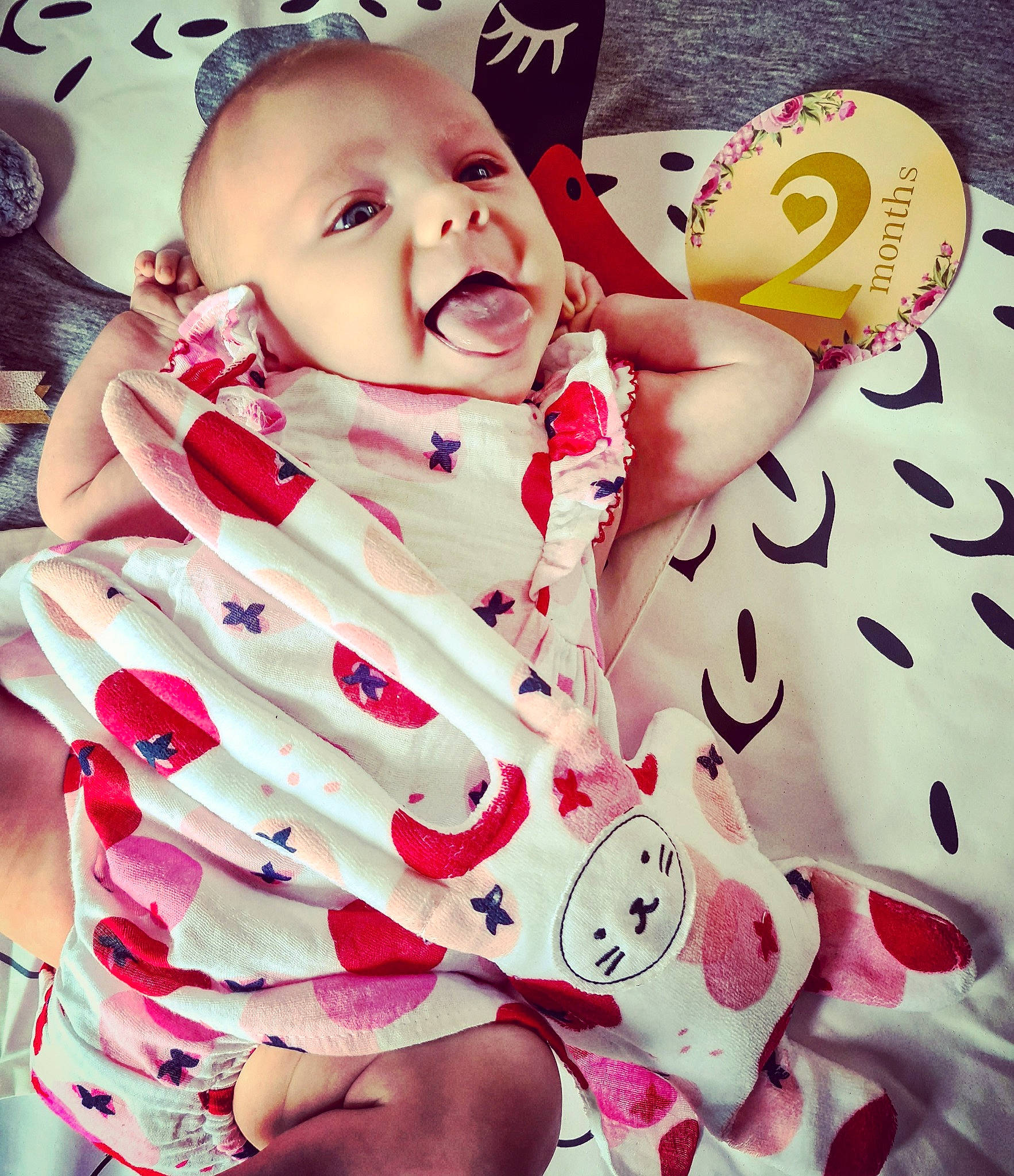 Leonie a rejoint le concours — aidez-le/la à gagner de superbes lots ! baby, baby_products, baby_toddler_clothing, cheek, child, cool, gesture, happy, illustration, lip, love, nose, person, pink, product, red, skin, smile, textile, toddler