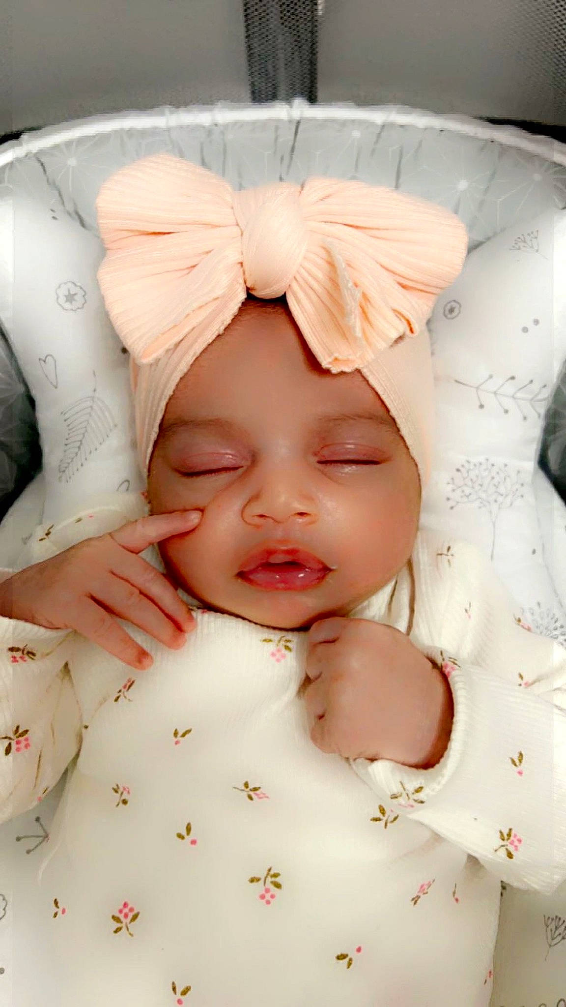 Lilya participe au concours pour gagner de l'argent avec cette photo : baby, baby_sleeping, baby_toddler_clothing, cheek, child, comfort, eye, eyebrow, eyelash, head, headwear, human_body, iris, lip, nose, person, pink, skin, sleeve, textile