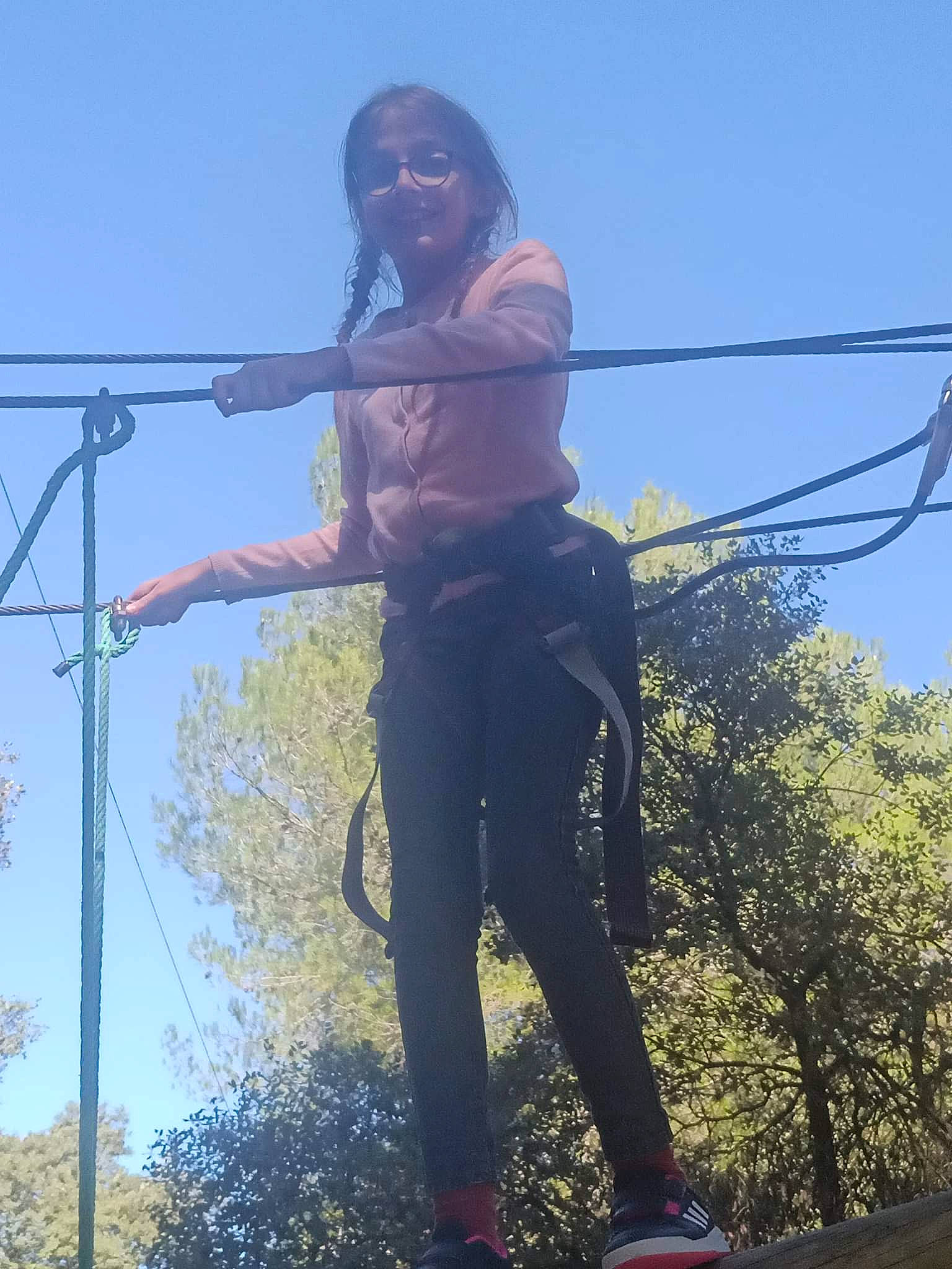 Lana a rejoint le concours — aidez-le/la à gagner de superbes lots ! adventure, elbow, electric_blue, electricity, entertainment, event, fun, leisure, microphone_stand, music, musician, performing_arts, person, plant, pole, public_event, public_utility, recreation, rope, sky