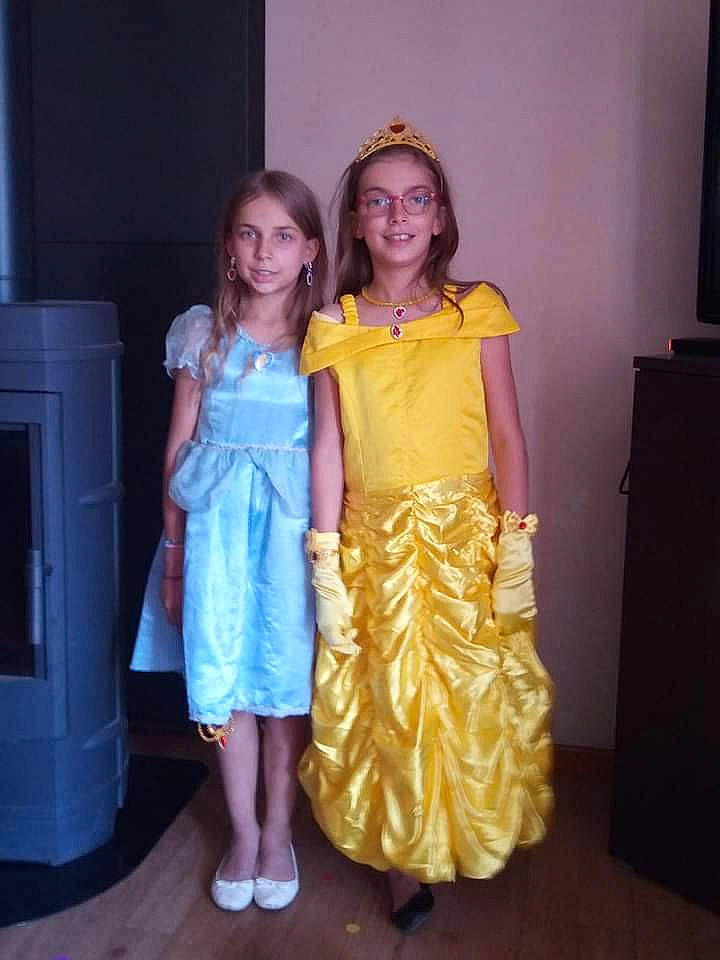 Lana participe au concours pour gagner de l'argent avec cette photo : child, cocktail_dress, costume, curtain, day_dress, event, face, fashion_design, flooring, formal_wear, fun, happy, home_appliance, joy, one_piece_garment, peach, person, room, satin, smile