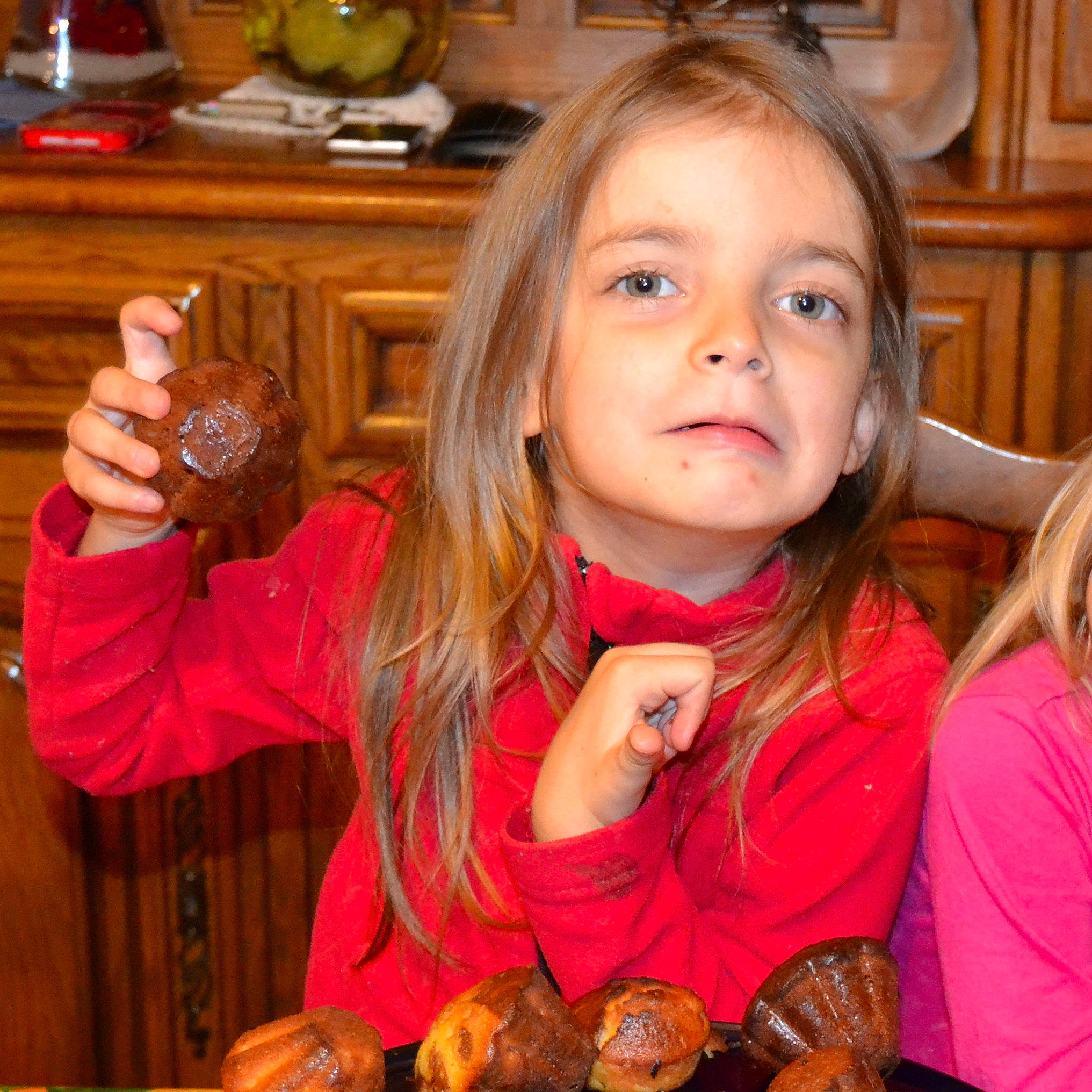 Lana a rejoint le concours — aidez-le/la à gagner de superbes lots ! baking, chair, cheek, child, comfort_food, cuisine, dessert, eating, finger, food, food_craving, fun, gesture, happy, junk_food, person, sharing, sweetness, tableware, thumb