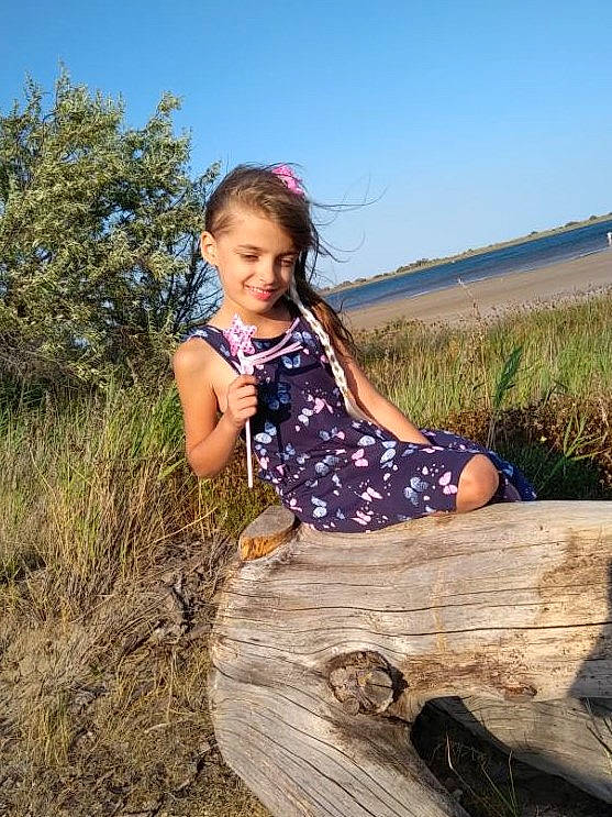 Lana participe au concours pour gagner de l'argent avec cette photo : blond, ecoregion, electric_blue, fawn, fun, grass, grassland, happy, human_leg, joy, landscape, leisure, people_in_nature, person, plant, prairie, sitting, sky, soil, toddler