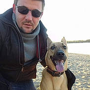 Kiboo participe au concours pour gagner de l'argent avec cette photo : accessories, adult, beach, clothing, coast, coat, face, glasses, head, jacket, male, man, nature, outdoors, person, photography, portrait, sea, shoreline, sunglasses