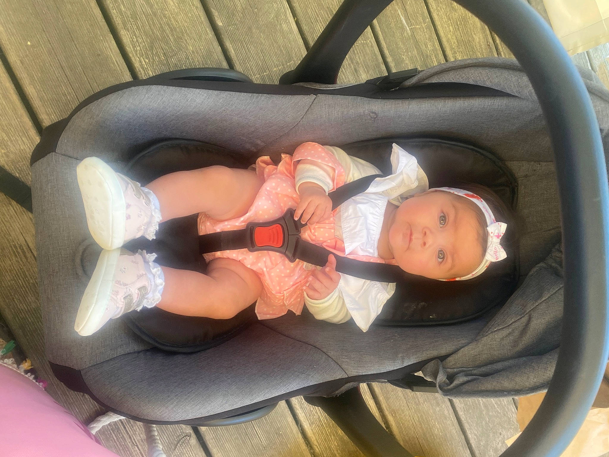 élyna participe au concours pour gagner de l'argent avec cette photo : auto_part, baby, baby_carriage, baby_in_car_seat, baby_products, baby_safety, baby_toddler_clothing, car_seat, child, comfort, fun, headwear, human_leg, lap, orange, person, sitting, thigh, toddler, vacation