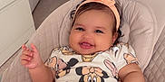 Malak a rejoint le concours — aidez-le/la à gagner de superbes lots ! baby, baby_seat, child, clothing, cute, giraffe, hanging_toy, happy, headband, home, indoor, infant, minnie_mouse, nursery, person, plush_toy, quilted, smiling, soft_toy, toy