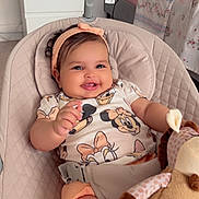Malak a rejoint le concours — aidez-le/la à gagner de superbes lots ! baby, baby_seat, bedroom, child, clothing, comfort, cute, furniture, giraffe, happy, headband, indoors, infant, person, plush_toy, seat_belt, smiling, soft_toy, toddler, toy