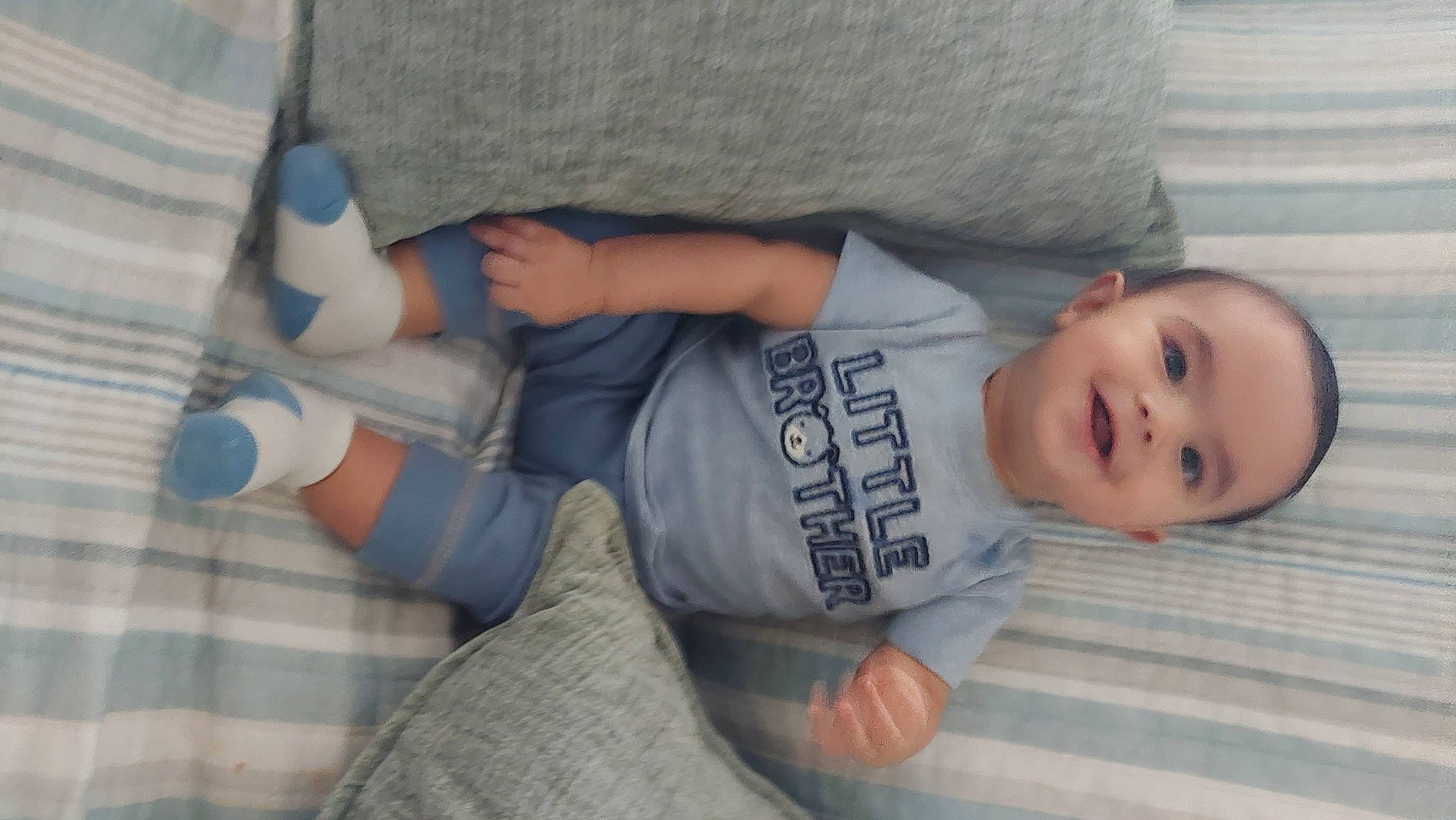 Oscar is registered to the contest to win money with this photo: arm, baby, baby_toddler_clothing, cheek, child, comfort, elbow, eye, finger, hand, joint, joy, knee, leg, mammal, person, skin, smile, thumb, toddler