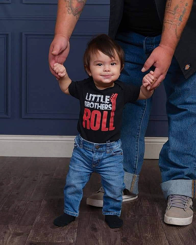 Oscar is registered to the contest to win money with this photo: arm, door, elbow, finger, gesture, grey, hand, human, human_body, jeans, joint, joy, leg, muscle, person, shoe, sleeve, standing, thigh, thumb