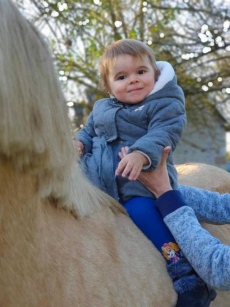 Léna participe au concours pour gagner de l'argent avec cette photo : child, face, facial_expression, fawn, fun, grass, hairstyle, happy, head, human_body, joy, mammal, outerwear, people_in_nature, person, skin, sleeve, smile, standing, thigh