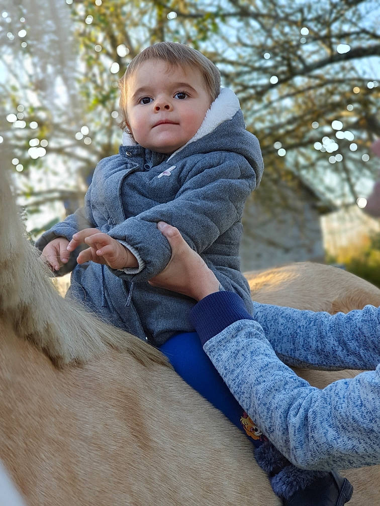 Léna a rejoint le concours — aidez-le/la à gagner de superbes lots ! arm, baby, blond, eye, face, grass, hair, happy, head, human_body, iris, joint, leg, leisure, people_in_nature, person, plant, sleeve, toddler, tree