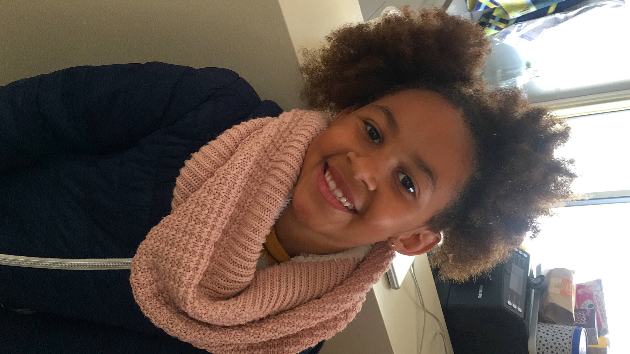 Swann participe au concours pour gagner de l'argent avec cette photo : black_hair, cheek, forehead, hair, hairstyle, joy, neck, nose, person, selfie, smile