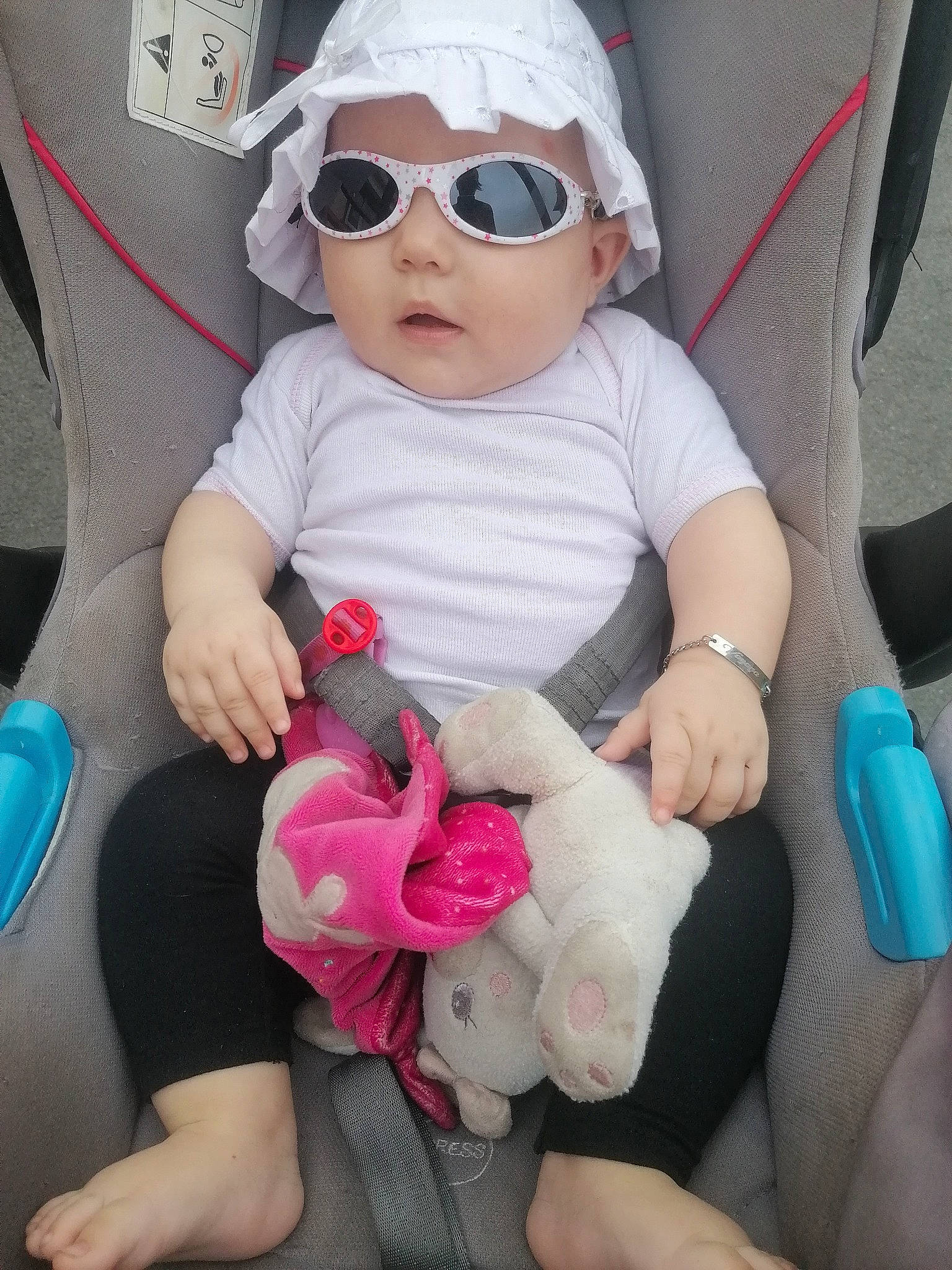 Vayana participe au concours pour gagner de l'argent avec cette photo : baby, car_seat, child, cool, eyewear, finger, glasses, headwear, person, pink, skin, smile, sunglasses, toddler, vacation, vision_care