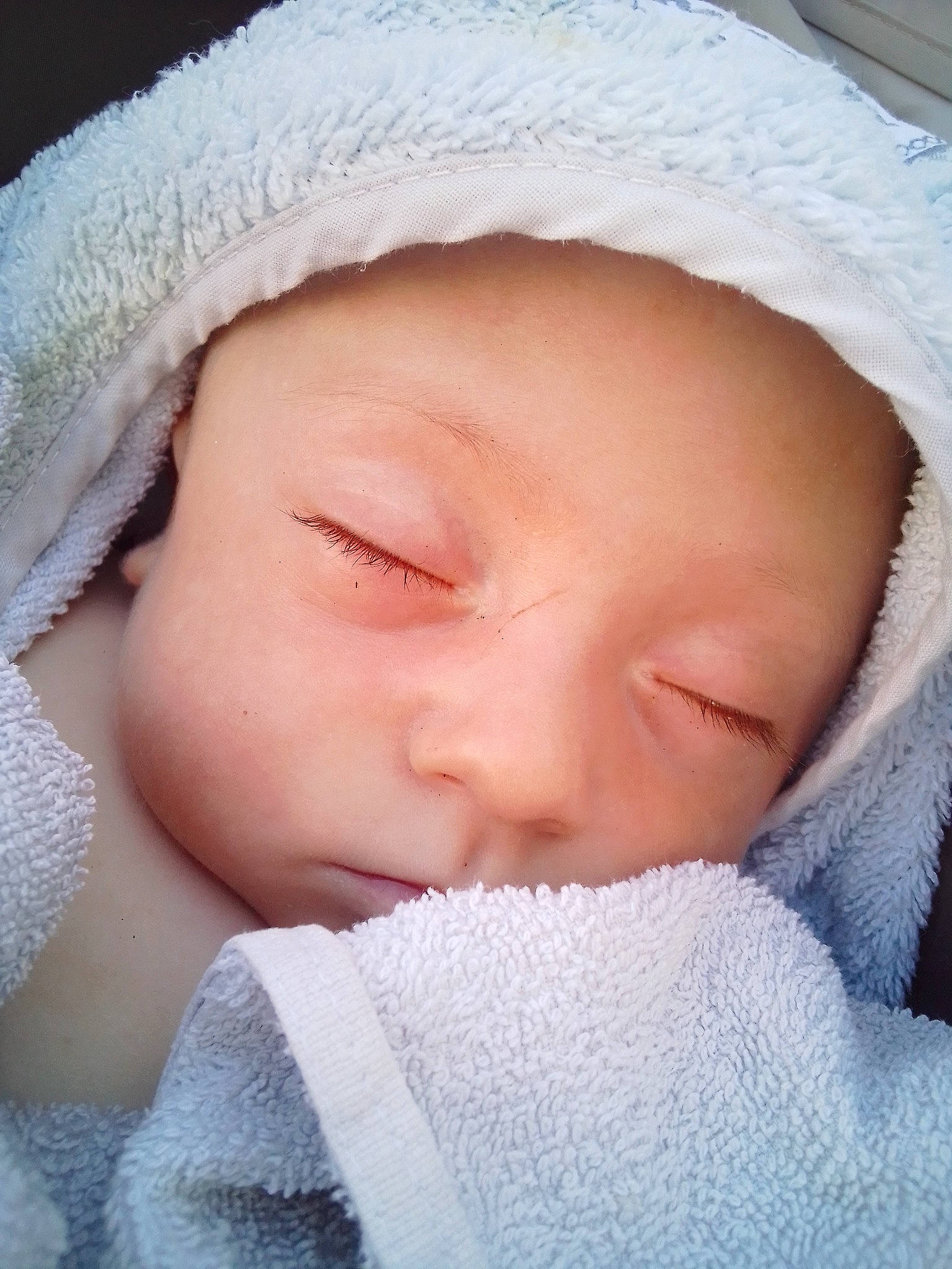 Louis participe au concours pour gagner de l'argent avec cette photo : baby, baby_sleeping, cap, cheek, child, chin, comfort, eye, eyebrow, eyelash, face, headgear, iris, lip, mouth, nose, organ, person, skin, textile