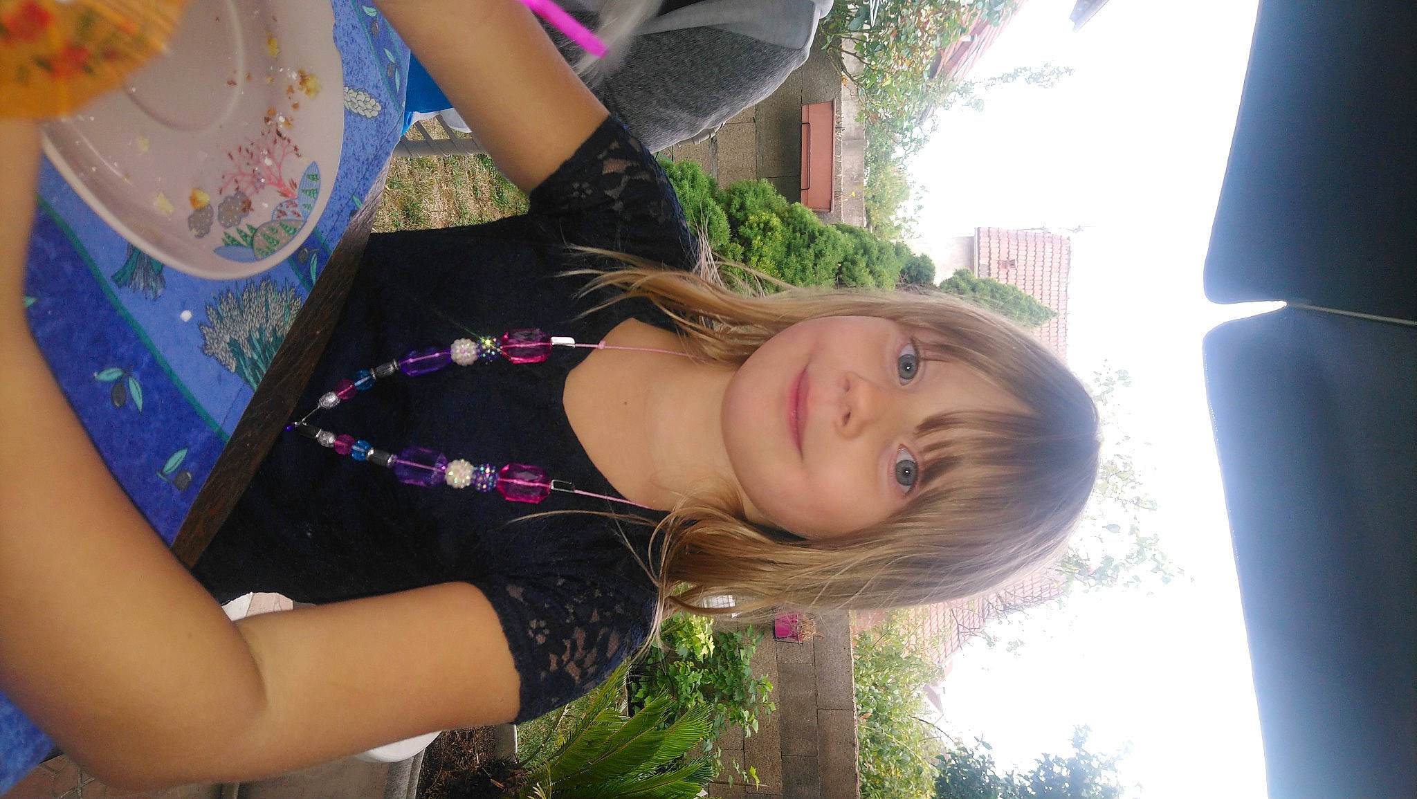 Coline a rejoint le concours — aidez-le/la à gagner de superbes lots ! arm, cool, facial_expression, fashion, grass, green, hairstyle, happy, human, joint, joy, leisure, person, pink, plant, skin, sky, smile, street_fashion, textile