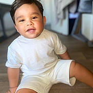 Skylan a rejoint le concours — aidez-le/la à gagner de superbes lots ! baby, blurred_background, bright, child, cute, face, hair, happy, indoors, person, portrait, shorts, sitting, skin, smiling, toddler, tshirt, white_clothing, wooden_floor, young_child