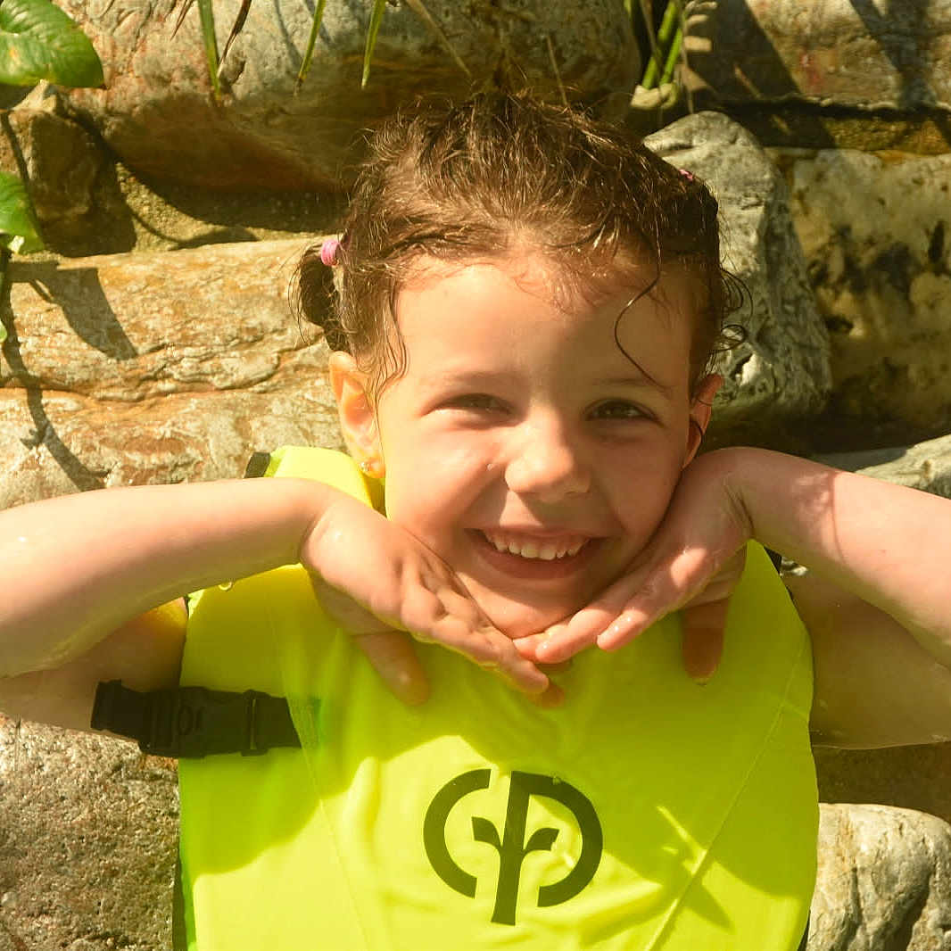 Maïline a rejoint le concours — aidez-le/la à gagner de superbes lots ! animal, architecture, building, clothing, face, grass, happy, head, laughing, nature, outdoors, person, photography, plant, portrait, rock, summer, t_shirt, vegetation, wall