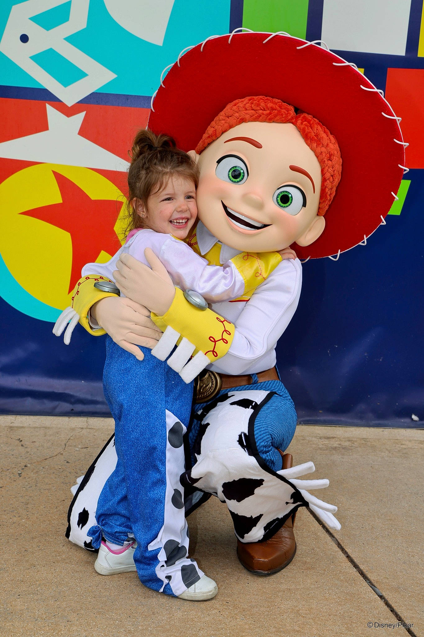 Maïline participe au concours pour gagner de l'argent avec cette photo : animated_cartoon, art, child, costume_hat, entertainment, event, fictional_character, fun, gesture, graphics, happy, joy, logo, mascot, person, recreation, smile, sports_equipment, toddler