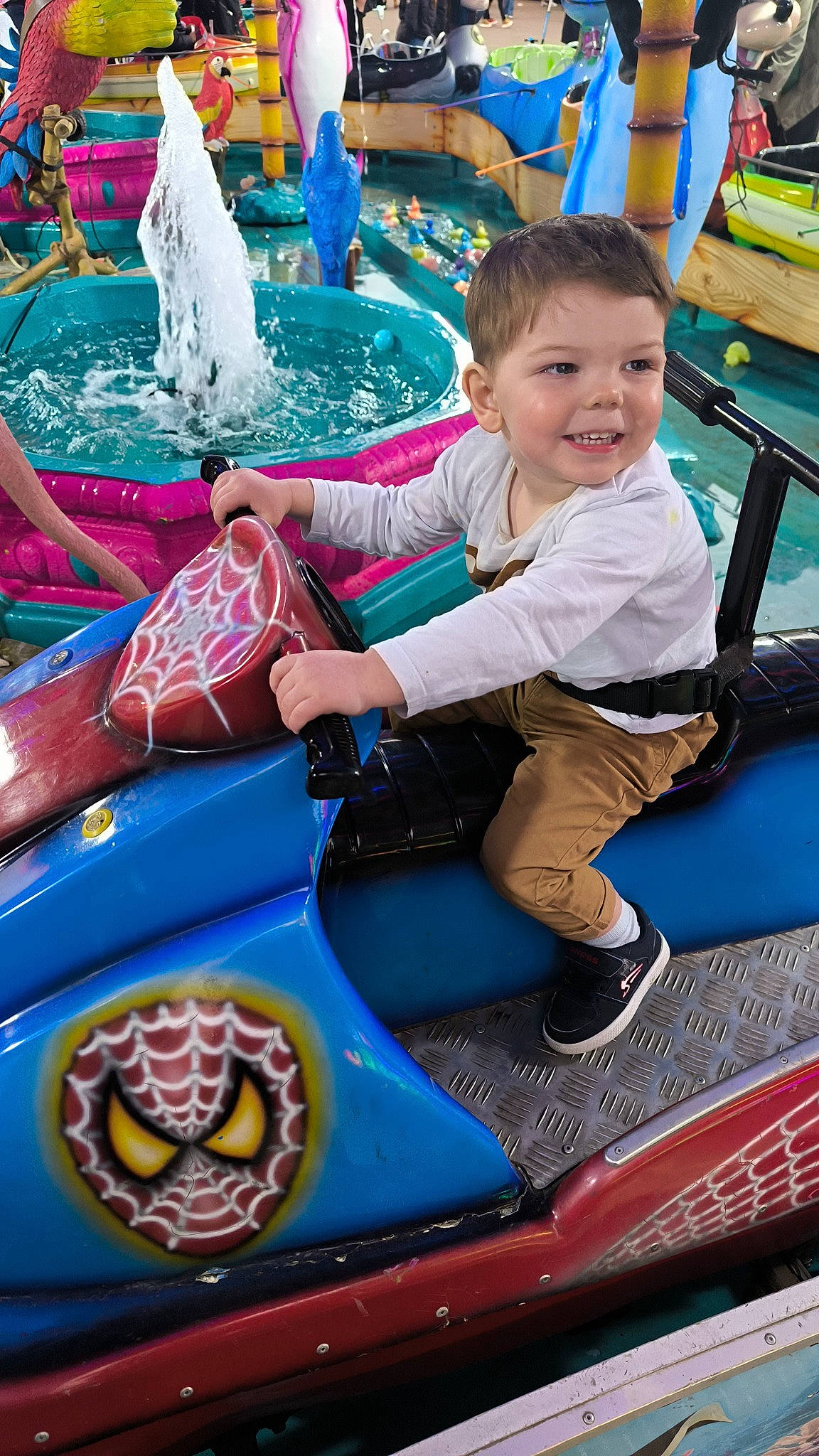 Edzïo participe au concours pour gagner de l'argent avec cette photo : automotive_design, automotive_exterior, blue, bumper, child, fun, joy, leisure, motor_vehicle, person, photograph, playground, recreation, shorts, smile, snapshot, summer, swimming_pool, toddler, vehicle