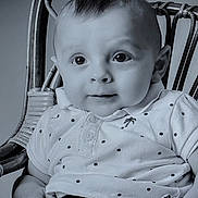 Charly a rejoint le concours — aidez-le/la à gagner de superbes lots ! baby, child, infant, face, portrait, wicker_chair, polka_dot, shirt, denim, clothing, cute, sitting, hands, curious, monochrome, black_and_white, young, innocence, indoor, closeup