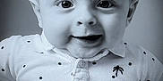 Charly participe au concours pour gagner de l'argent avec cette photo : baby, child, portrait, black_and_white, smile, happy, face, eyes, clothing, shirt, polka_dot, cute, infant, young_child, close_up, expression, innocence, joy, head, person