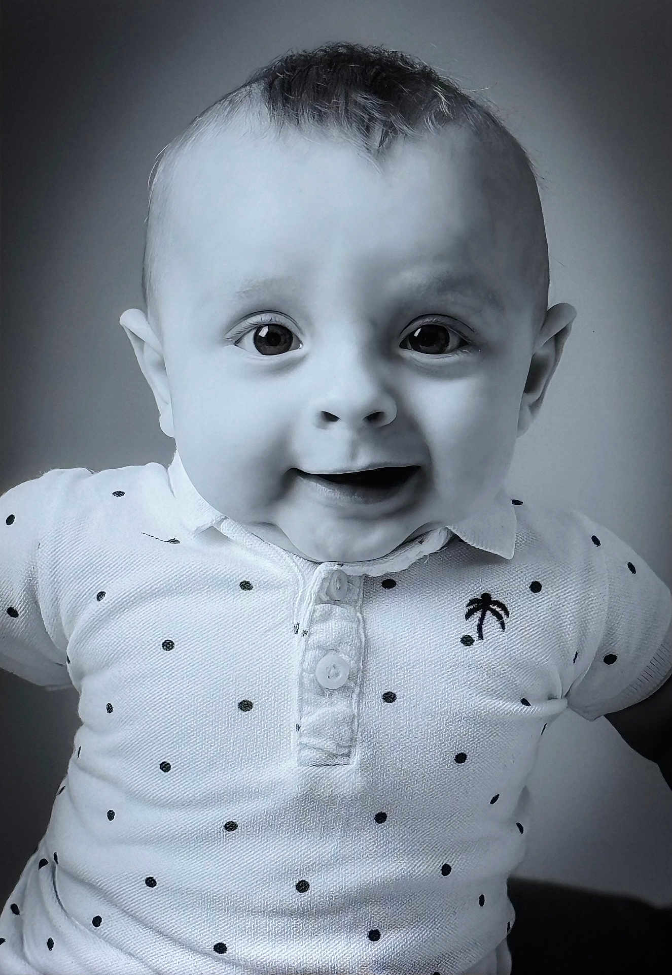 Charly participe au concours pour gagner de l'argent avec cette photo : baby, child, portrait, black_and_white, smile, happy, face, eyes, clothing, shirt, polka_dot, cute, infant, young_child, close_up, expression, innocence, joy, head, person