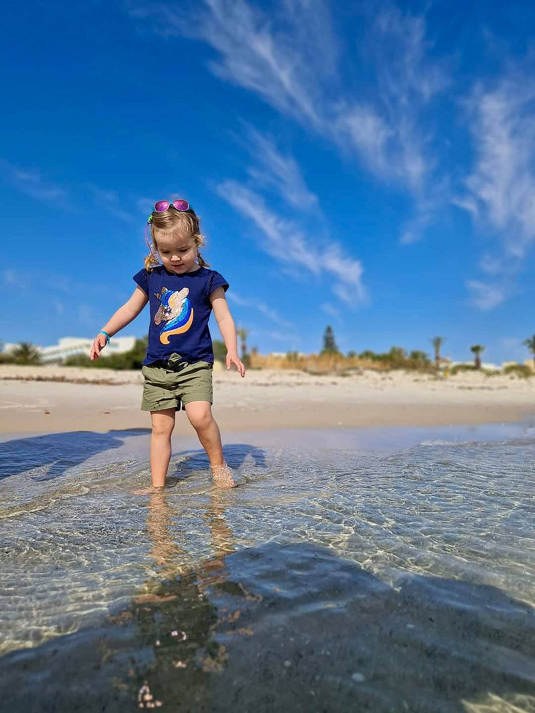 Manon participe au concours pour gagner de l'argent avec cette photo : barefoot, beach, cloud, coastal_and_oceanic_landforms, electric_blue, happy, horizon, landscape, leg, leisure, people_in_nature, people_on_beach, person, recreation, sand, shorts, sky, toddler, travel, water
