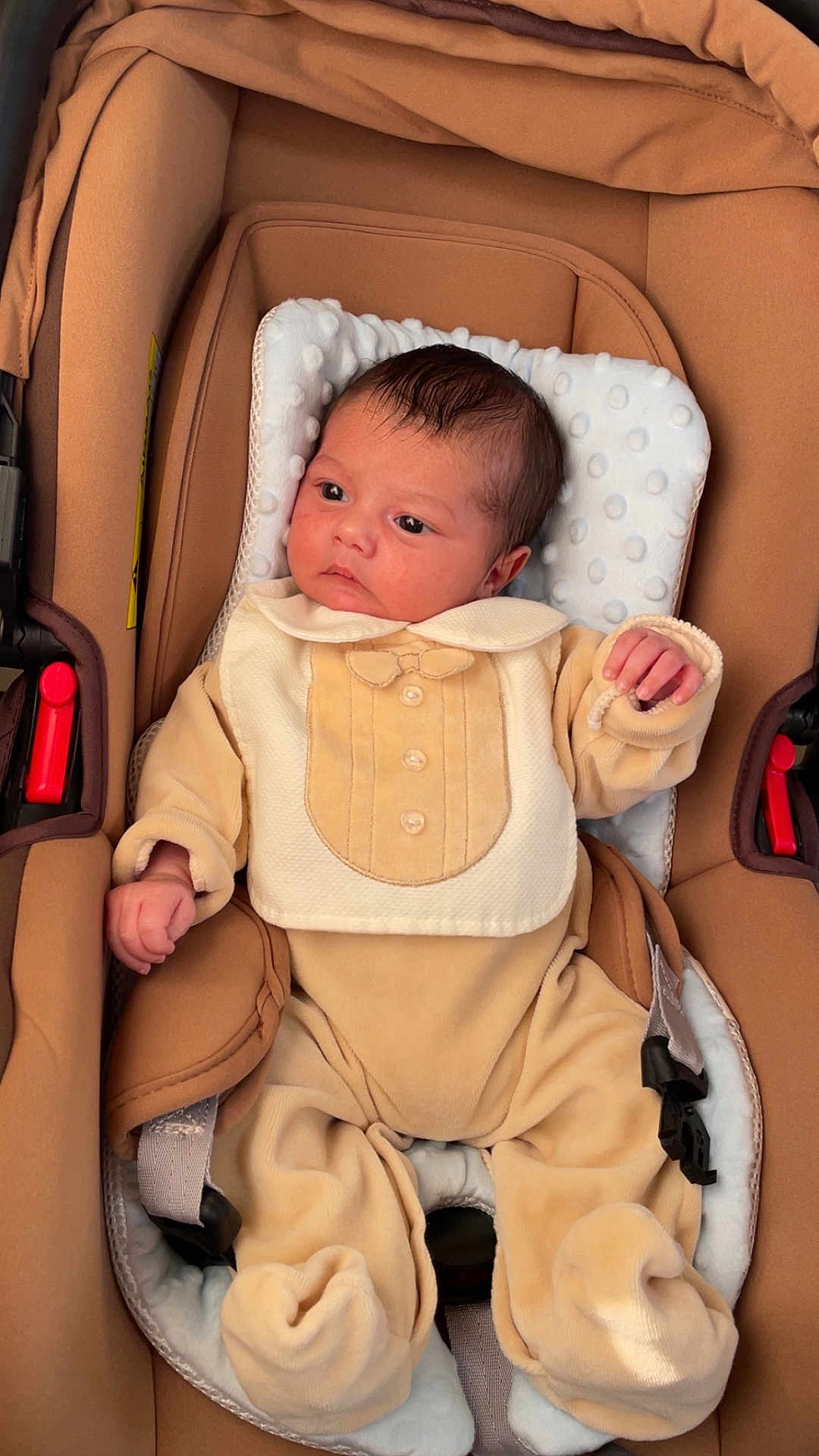 Kayden a rejoint le concours — aidez-le/la à gagner de superbes lots ! baby, infant, car_seat, clothing, soft_fabric, newborn, padded, seatbelt, child, portrait, indoors, cute, small_hands, sleepwear, resting, young, face, person, comfortable, blanket