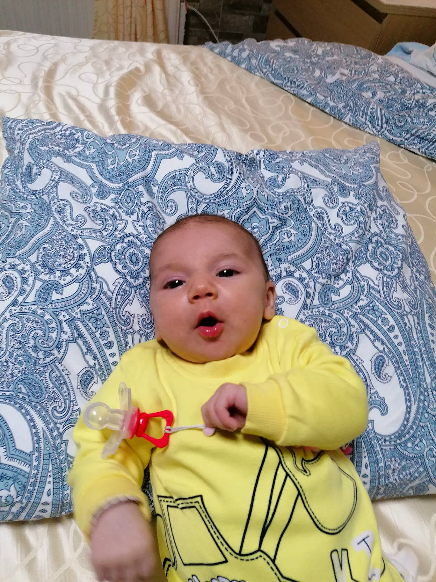 Kyara a rejoint le concours — aidez-le/la à gagner de superbes lots ! baby, baby_products, baby_sleeping, baby_toddler_clothing, bedding, bedtime, cheek, child, comfort, eye, happy, head, headwear, linens, pattern, person, room, sitting, skin, sleeve