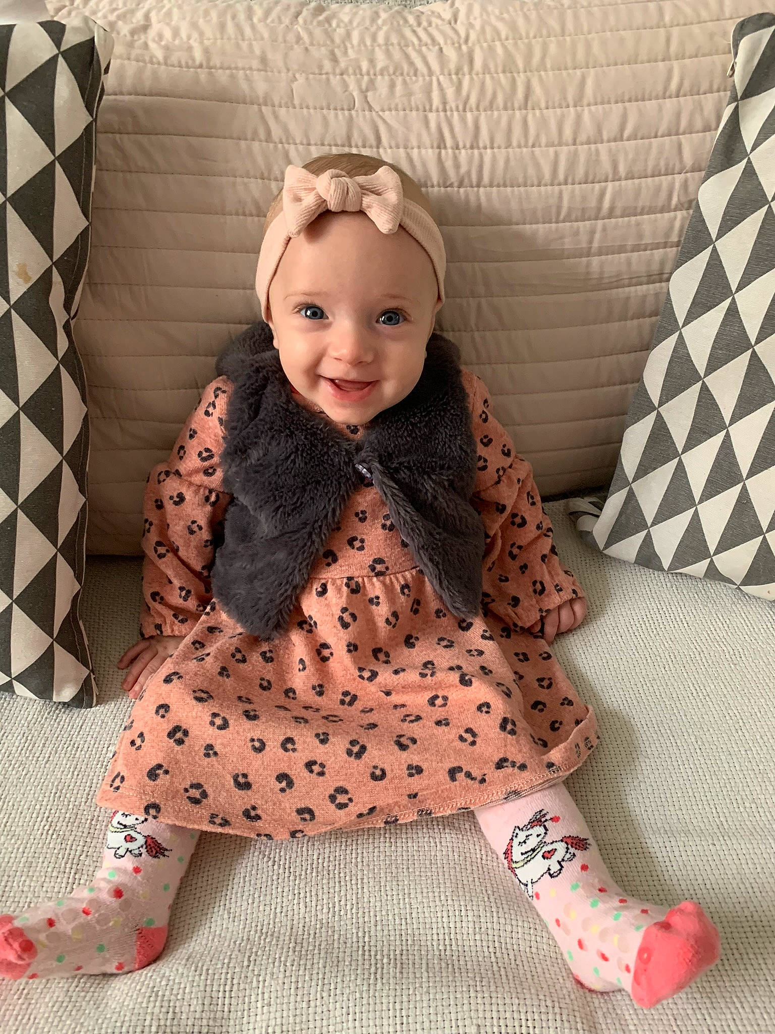 Alessia participe au concours pour gagner de l'argent avec cette photo : baby, baby_toddler_clothing, child, fashion, fashion_accessory, flooring, fun, fur, goggles, happy, headwear, joy, pattern, person, polka_dot, portrait_photography, room, sitting, sleeve, smile