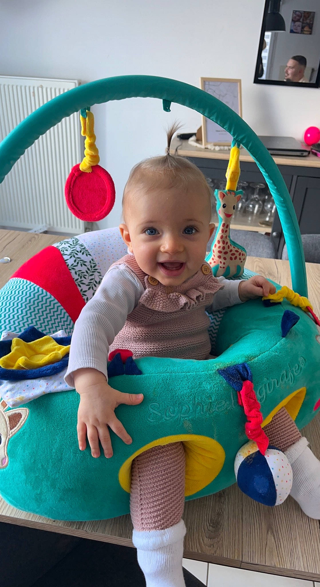 Alessia participe au concours pour gagner de l'argent avec cette photo : baby, baby_playing_with_toys, baby_products, baby_toddler_clothing, baby_toys, cheek, child, fun, happy, leisure, person, play, product, recreation, room, sitting, skin, smile, television, toddler