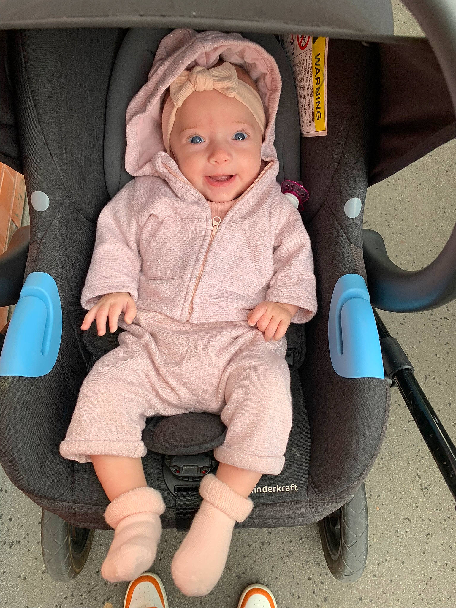 Alessia a rejoint le concours — aidez-le/la à gagner de superbes lots ! auto_part, automotive_design, baby, baby_carriage, baby_products, baby_toddler_clothing, car_seat, car_seat_cover, child, comfort, family_car, fun, head_restraint, headwear, person, seat_belt, sitting, smile, tire, toddler