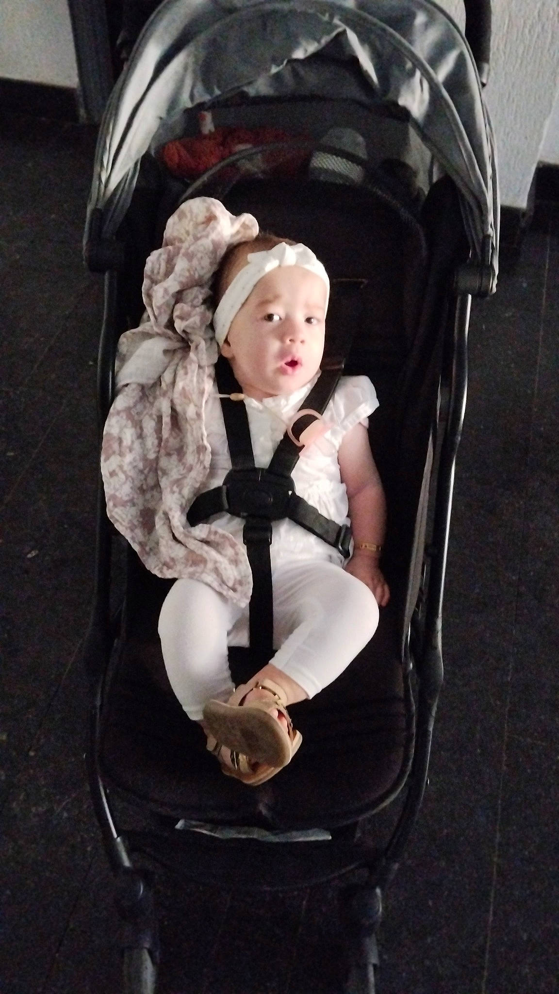 Maggy participe au concours pour gagner de l'argent avec cette photo : auto_part, baby, baby_carriage, baby_products, bag, car_seat, chair, costume, dress, fashion_accessory, flash_photography, fun, fur, hat, headwear, luxury_vehicle, motor_vehicle, person, sitting, toddler