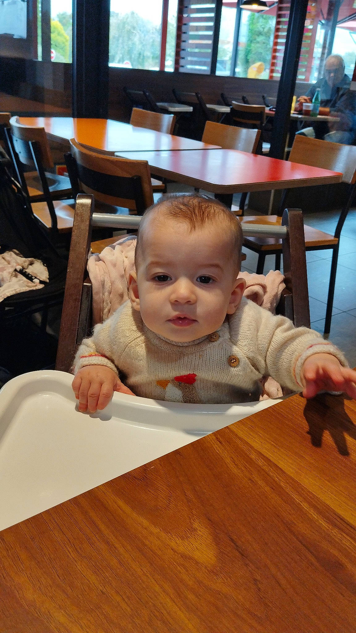 Maggy a rejoint le concours — aidez-le/la à gagner de superbes lots ! baby, baby_toddler_clothing, chair, cheek, child, facial_expression, flooring, fun, furniture, hardwood, person, plywood, room, sitting, skin, snapshot, table, toddler, varnish, wood