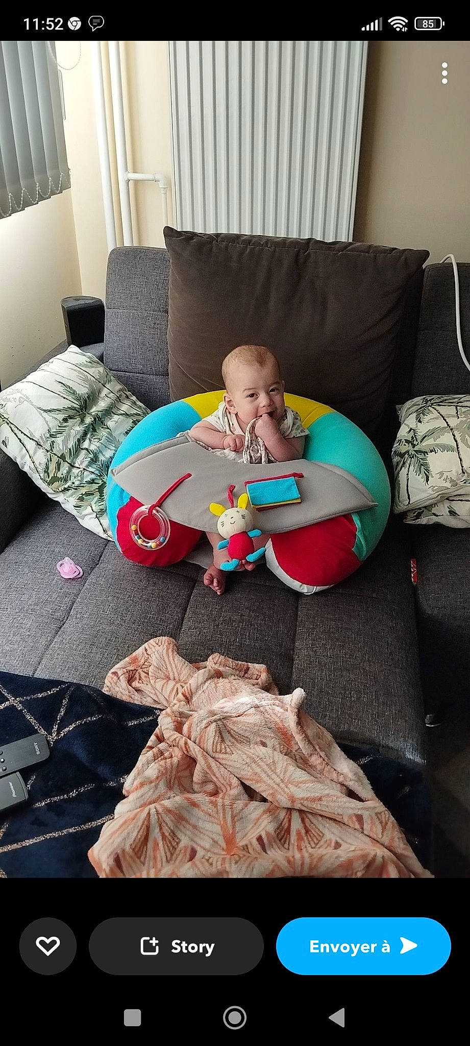 Maggy participe au concours pour gagner de l'argent avec cette photo : baby, baby_toddler_clothing, baby_toys, child, comfort, couch, flooring, fun, furniture, lap, linens, living_room, person, pillow, play, room, sitting, stuffed_toy, t_shirt, throw_pillow