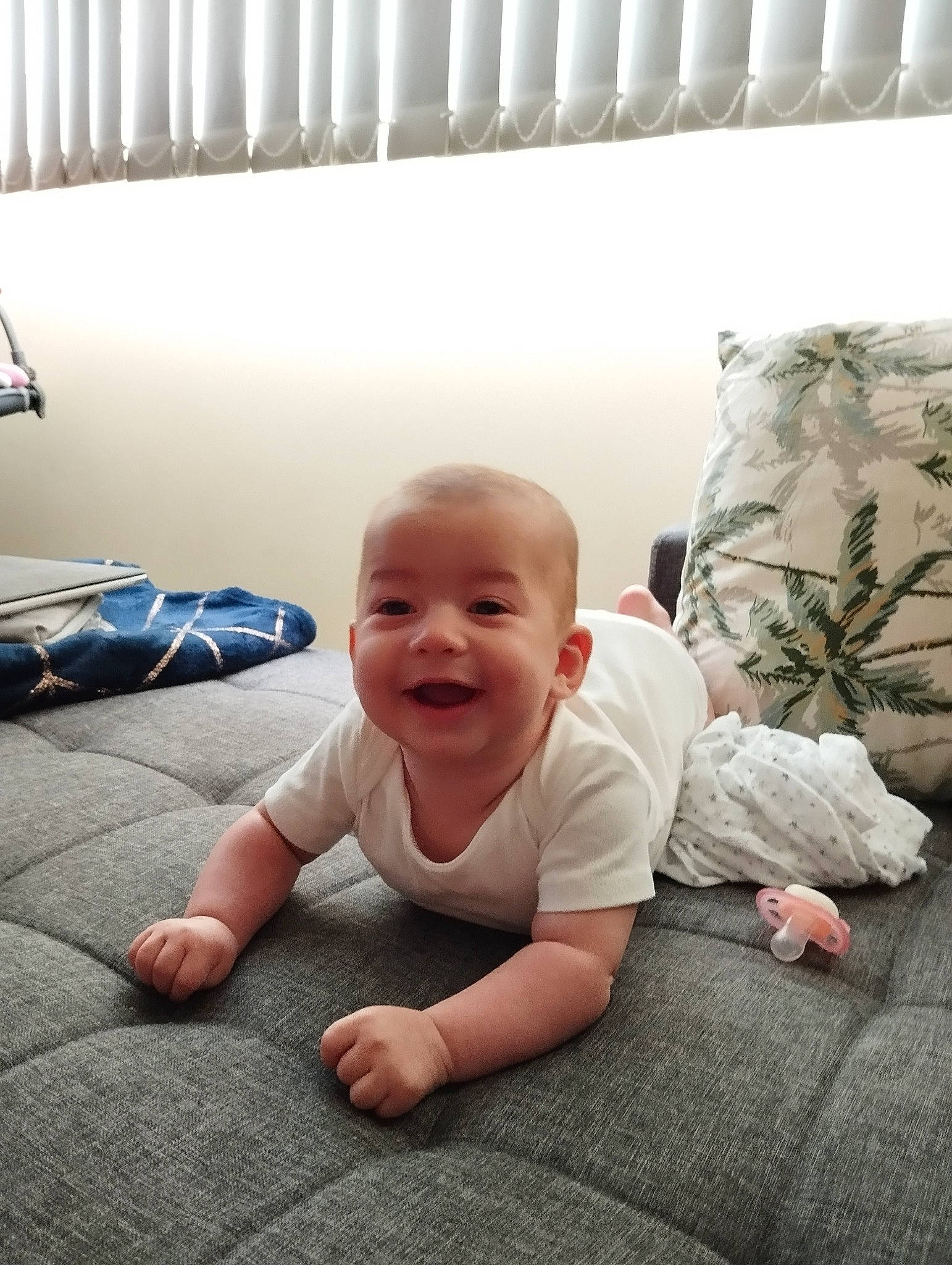 Maggy a rejoint le concours — aidez-le/la à gagner de superbes lots ! baby, baby_toddler_clothing, bedding, child, comfort, crawling, facial_expression, floor, flooring, grass, happy, joy, linens, person, plant, room, sitting, skin, smile, toddler